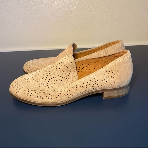 Clarks Women's Trish Calla Loafers US 7 M Sand Beige Closed Toe Small Heel - Picture 4 of 11